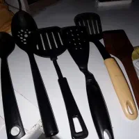 تعدادی وسایل آشپزخانه در حد نو