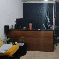 میز مدیریت و کامپیوتر