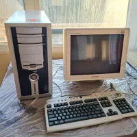 کامپیوتر رو میزی  با کلیه وسایل همراه