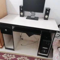 کامپیوتر با میز ش