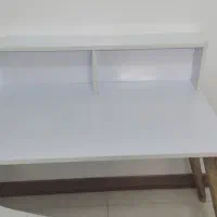 میزتحریر و صندلی باهم جدا نیست