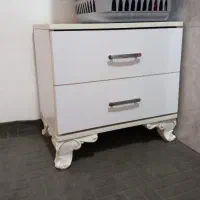 تعداد زیادی وسایل منزل پاتختی ،کابینت ، تابلو