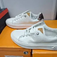 فروشنده پوشاک زنانه و مردانه