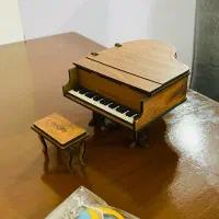 تعدادی دکوری و اسباب بازی چوبی