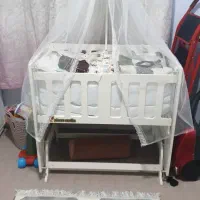 تخت کنار مادر و صندلی غذا کودک