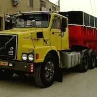 راننده پایه یک ولوو زرد داخلی