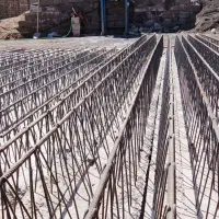 کارگر جهت کار در کارگاه قطعات بتنی