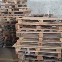 تعداد زیادی پالت چوبی