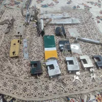 تعدادی قفل و ابزار و لوازم ساختمانی