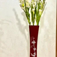 گل مریم و گلایول مصنوعی و گلدان چوبی