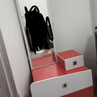 میز آرایشی سفید قرمز