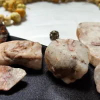 مجموعه هفت سنگ خام با نقش طبیعی اسامی مذهبی
