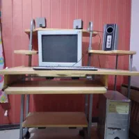 میز تحریر و کامپیوتر