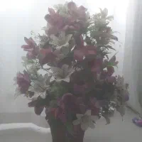 گلدان با گل مصنویی بسیار زیبا