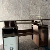 میز تحریر و کامپیوتر