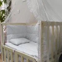 تخت کنار مادر