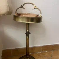 زیرسیگاری کنار مبلی قدیمی برنج