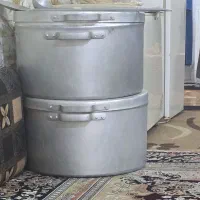 دوتا دیگ با وسایل
