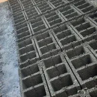 دو نفر نیرو کار در کارگاه بلوک زنی