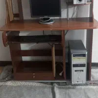 کامپیوتر به همراه میز صندلی