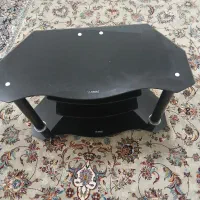 میز شیشه ای زیر تلویزیون
