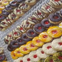 یک استاد کار و دونفر قالب زن برای تولید شیرینی