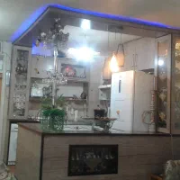 میله بار روی کابینت همراه با لوستر اشپز خونه