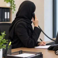 منشی خانم جهت پاسخگویی به تلفن