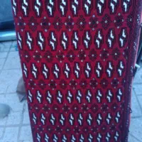 یک جفت پشتی و یک میز تلفن