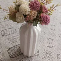 گلدون سرامیکی به همراه دو شاخه گل