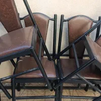 تعداد ۷ عدد صندلی مرتب و تمیز