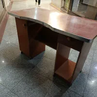 میز کامپیوتر تمیز و سالم