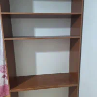 کتابخانه و میز مطالعه