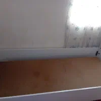 دو عدد تخت وجود دارد