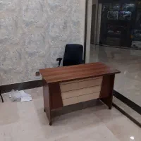 میز وصندلی به اضافه رگال تعداد ۴ عدد میله پرده