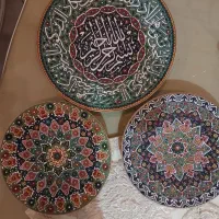 بشقاب دیوار کوب میناکاری و تابلو برجسته