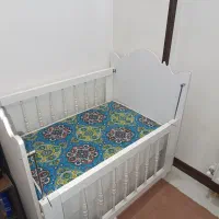 تخت کنار مادر و کمد