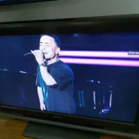 تلویزیون ۳۲ سونی در حد آک با کنترل