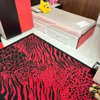 تخت و کمد و پاتختی و فرش