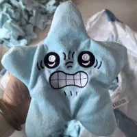 این عروسک با ابعاد مناسب ۲۲ × ۲۱ سانتی‌متر، این