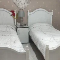 دو عدد تخت تک‌نفره .همراه تشک و روتختی