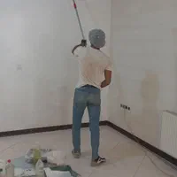 رنگ کاری و نقاشی ساختمان.در پنجره .نقاشی کناف