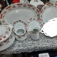 ظرف چینی ۵۶ پارچه گل قرمز
