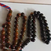 دو تسبیح سندلوس رگه دار . پرچمی