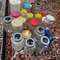 تعدادی شیشه و قوطی پلاستیکی