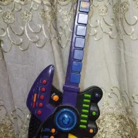 یک عدد گیتار اسباب بازی