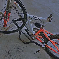 تنه دوچرخه همراه با بعضی وسایل