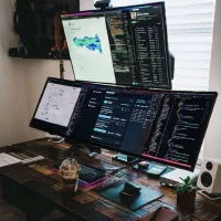 برنامه‌نویسی پروژه شما در محل دلخواه  ۸ سال سابقه