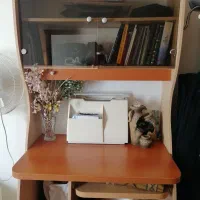 میز کامپیوتر و کتابخانه