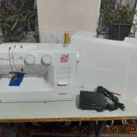 یک چرخ خیاطی تمیزوکارکرد کم
